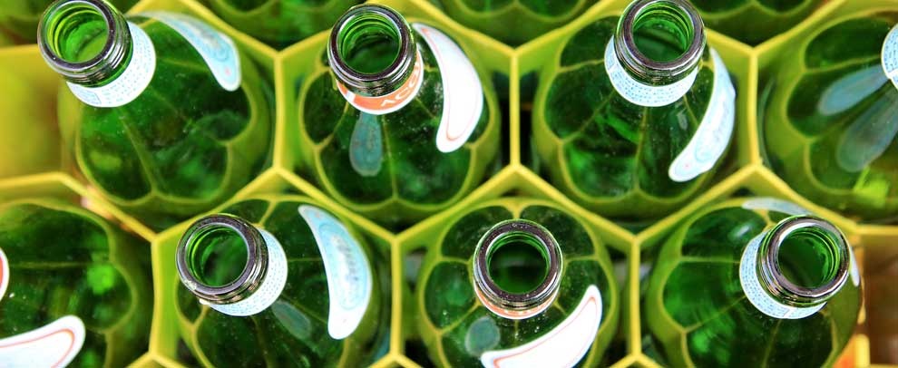 Botellas de vidrio en primer plano